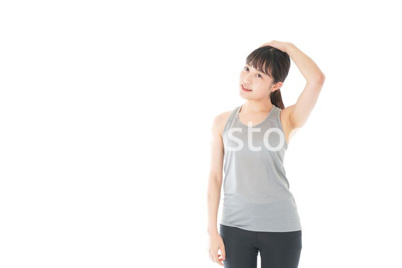 トレーニングをする若い女性