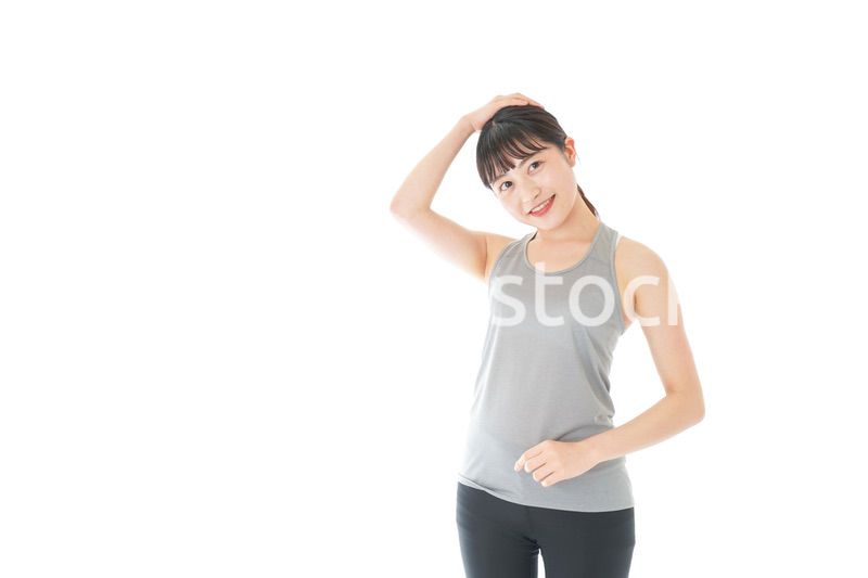 トレーニングをする若い女性