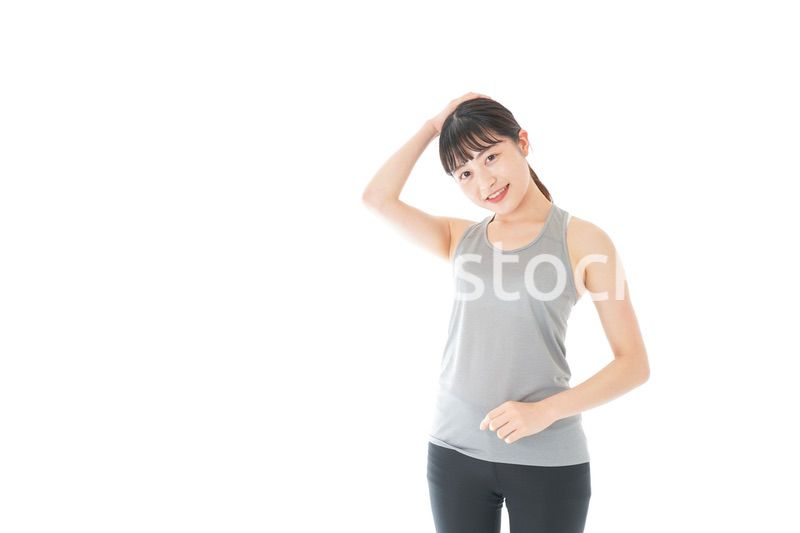 トレーニングをする若い女性