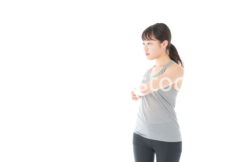 トレーニングをする若い女性