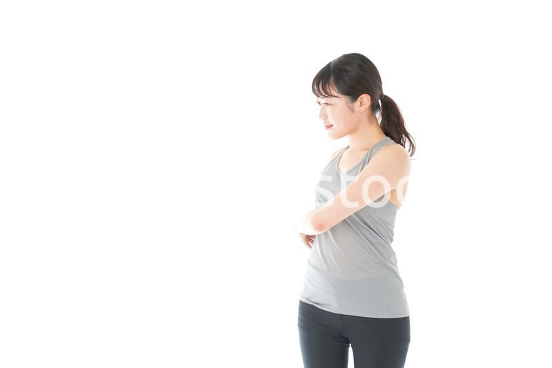 トレーニングをする若い女性