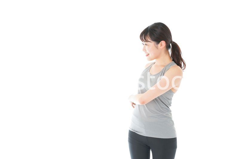 トレーニングをする若い女性