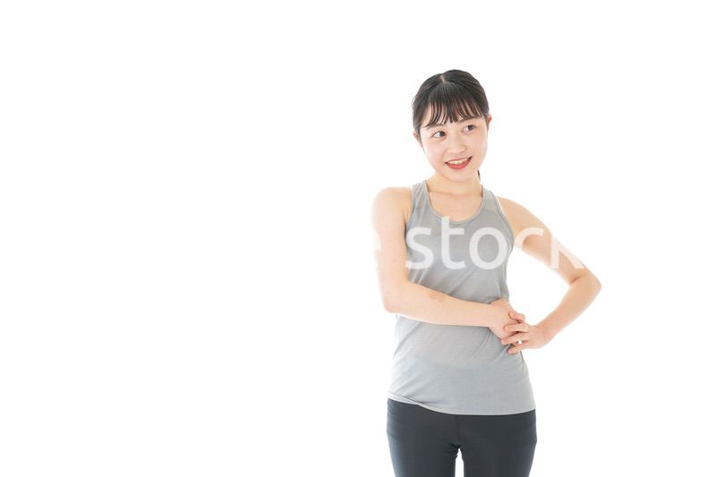 トレーニングをする若い女性