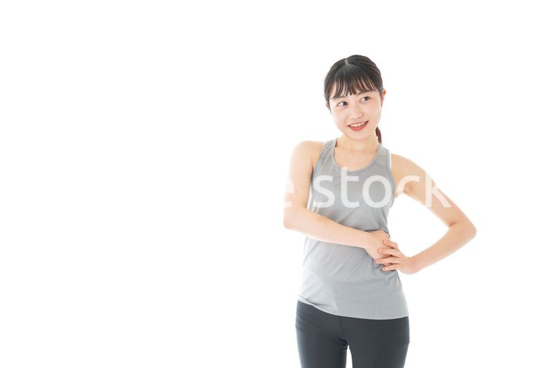 トレーニングをする若い女性