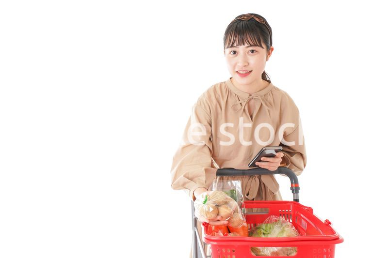 スーパーで食料品の買い物をする若い女性