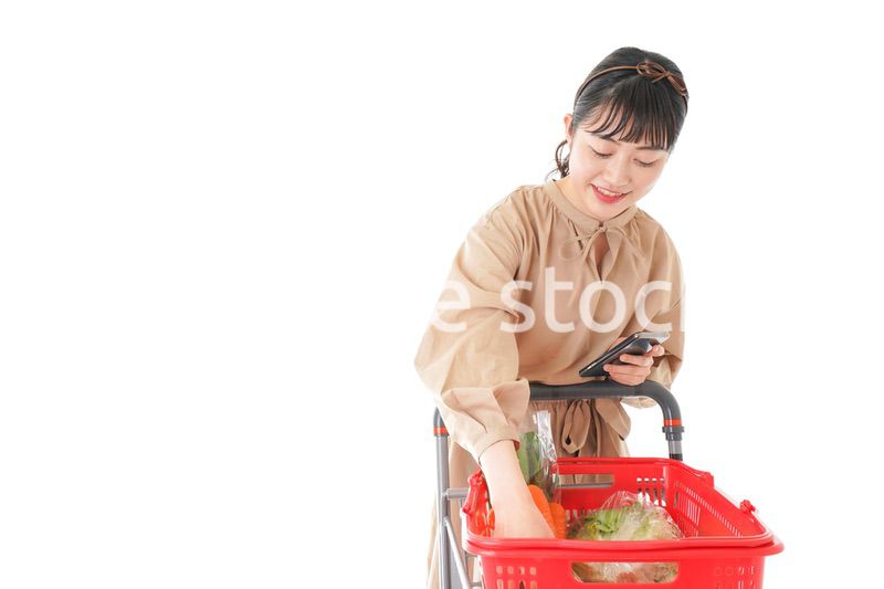 スーパーで食料品の買い物をする若い女性