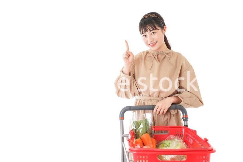 スーパーで指をさす若い女性