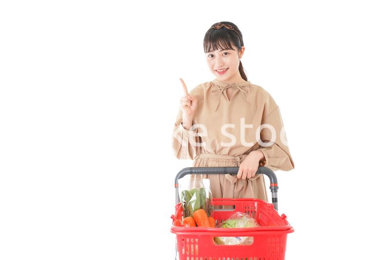 スーパーで指をさす若い女性