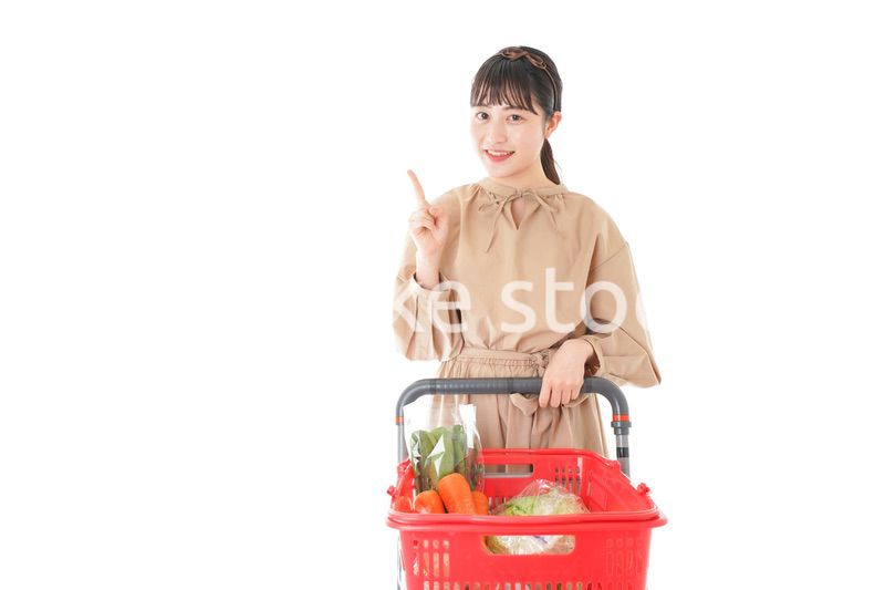 スーパーで指をさす若い女性