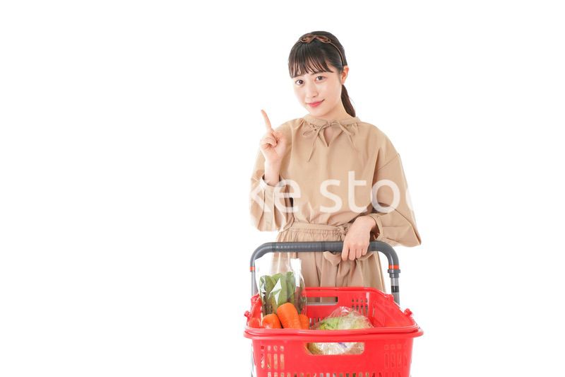 スーパーで指をさす若い女性