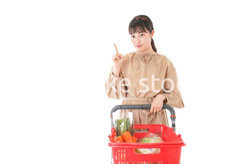 スーパーで指をさす若い女性