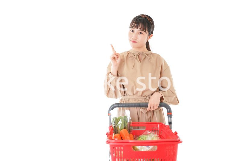 スーパーで指をさす若い女性