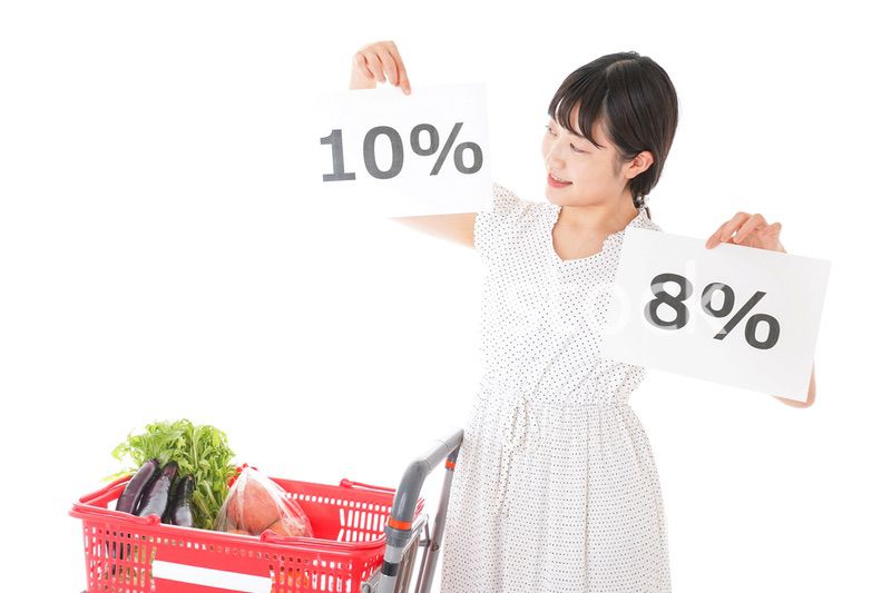 スーパーで買い物をする若い女性