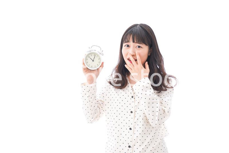 寝坊をする若い女性