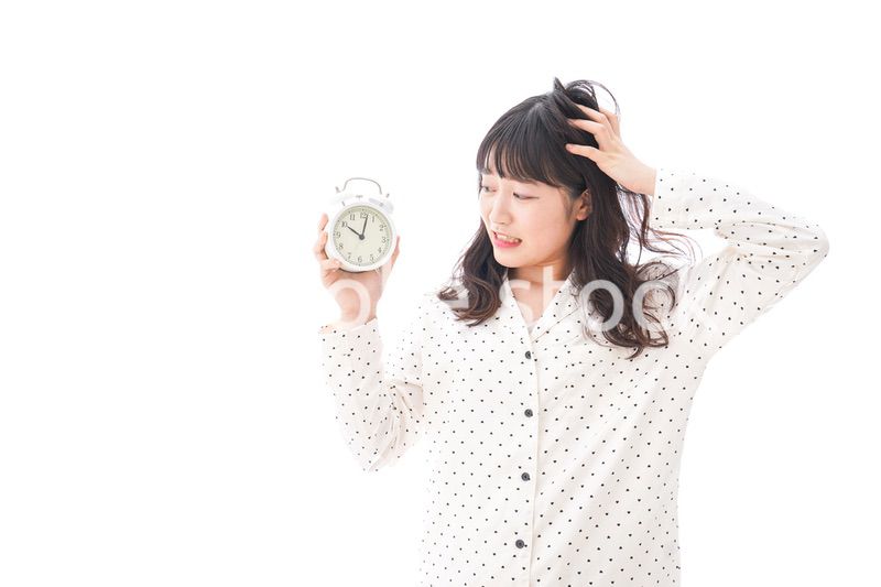 寝坊をする若い女性