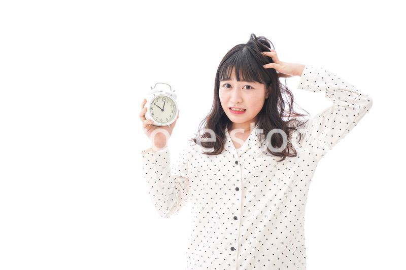 寝坊をする若い女性