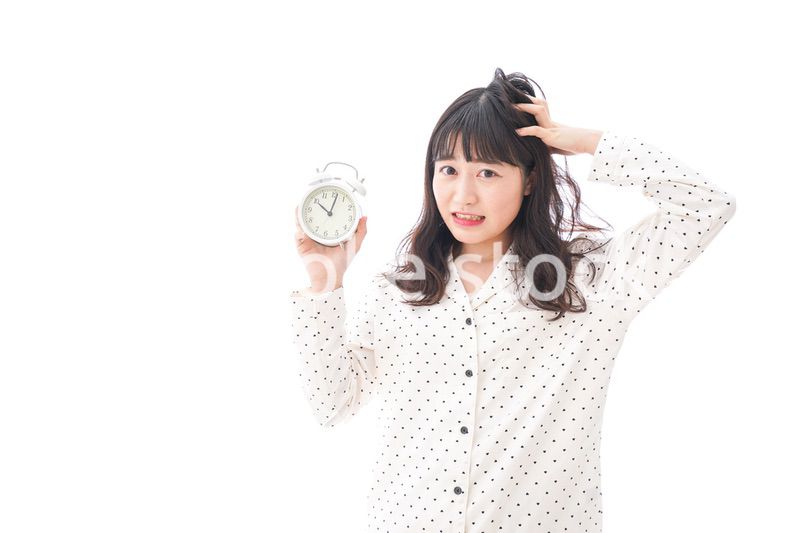 寝坊をする若い女性