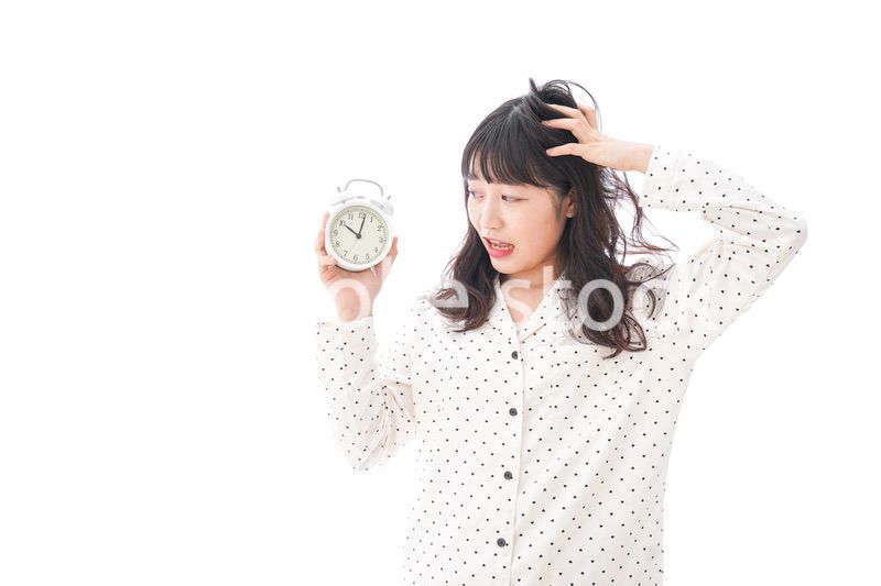 寝坊をする若い女性