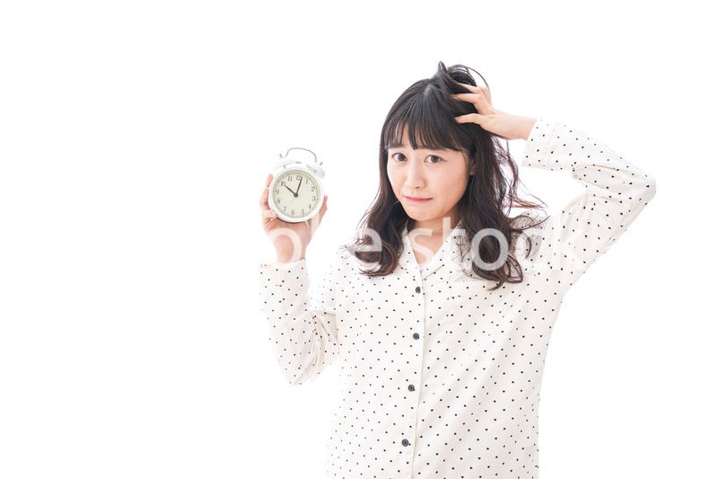 寝坊をする若い女性