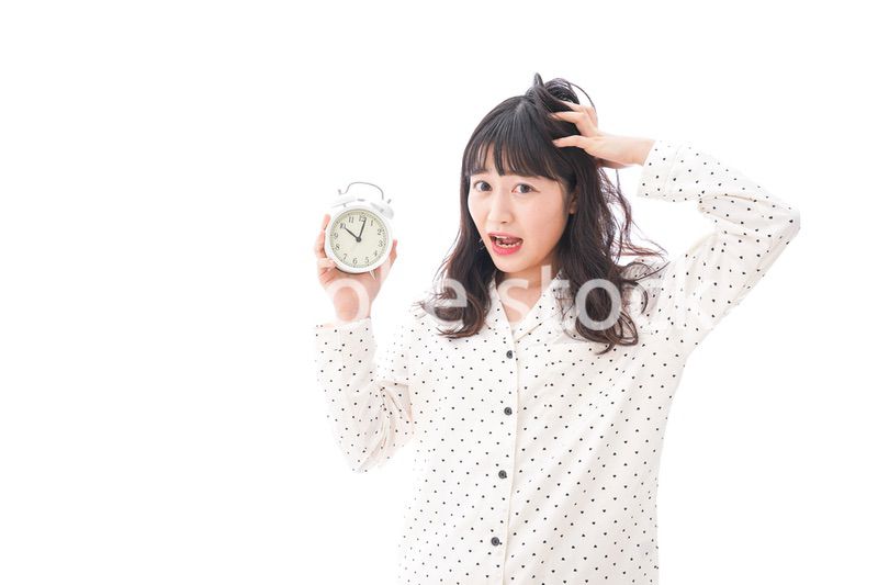 寝坊をする若い女性