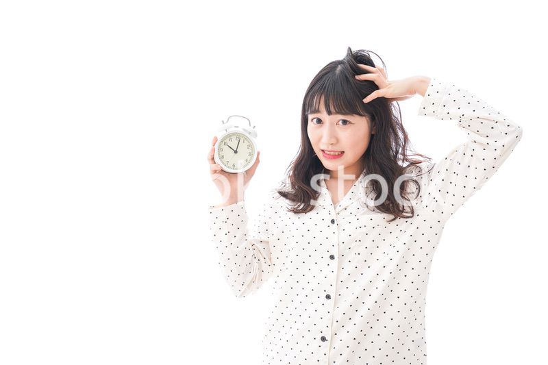 寝坊をする若い女性