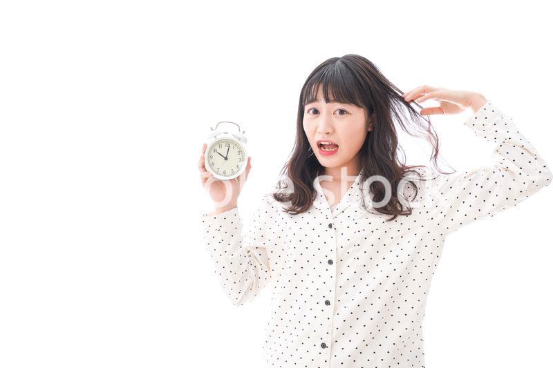 寝坊をする若い女性