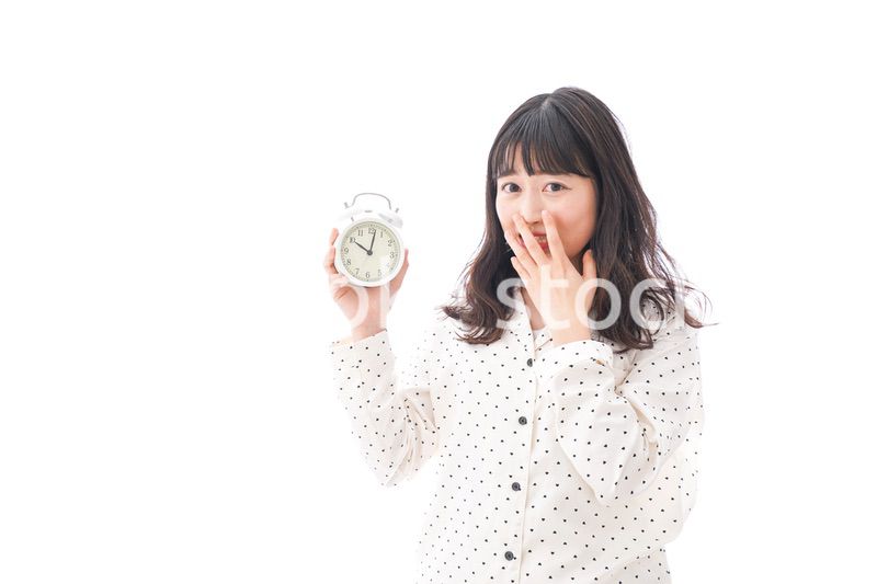 寝坊をする若い女性