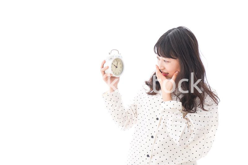 寝坊をする若い女性