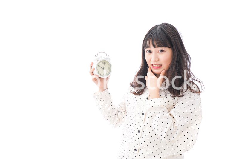 寝坊をする若い女性