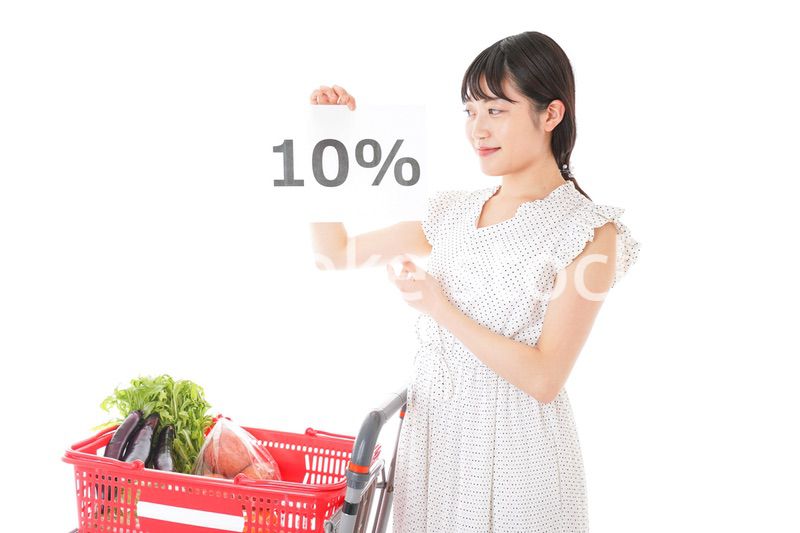 スーパーで買い物をする若い女性