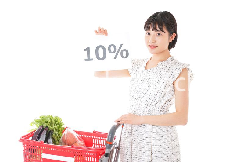 スーパーで買い物をする若い女性