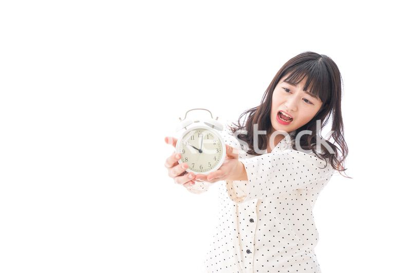 寝坊をする若い女性