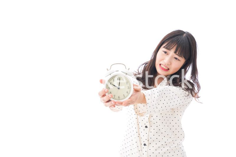 寝坊をする若い女性