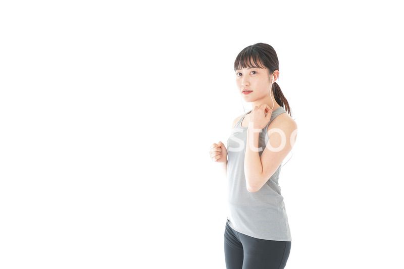 ランニングをする若い女性