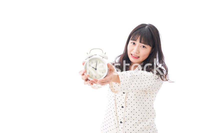 寝坊をする若い女性