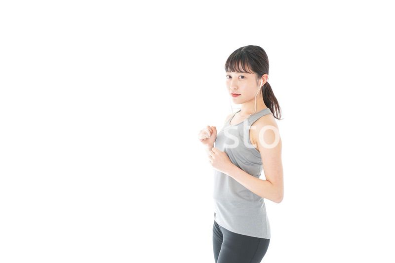 ランニングをする若い女性
