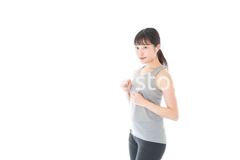 ランニングをする若い女性