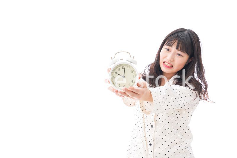 寝坊をする若い女性