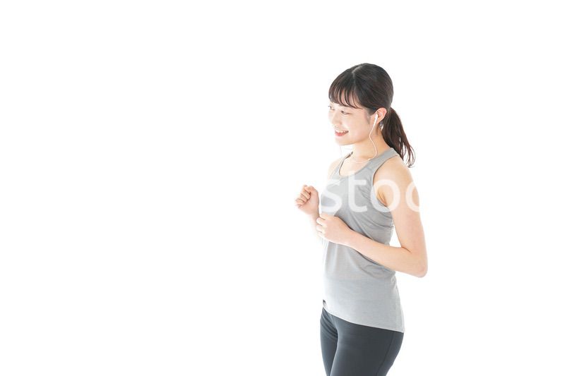 ランニングをする若い女性