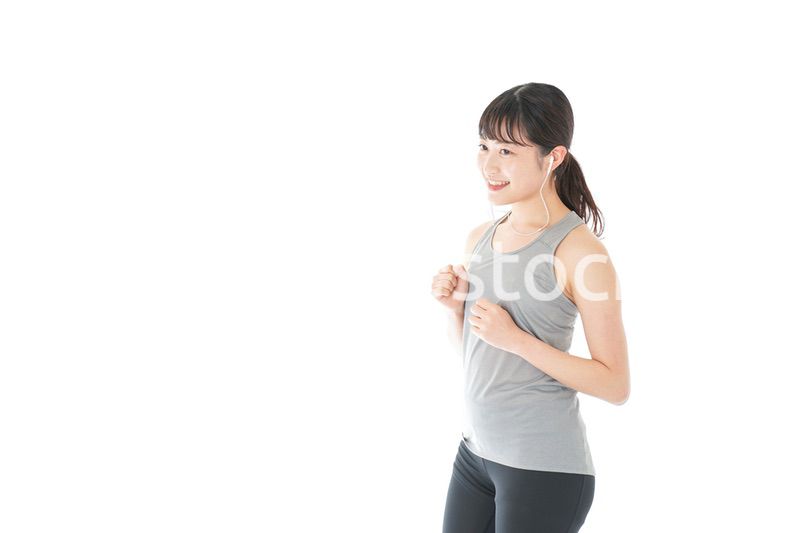 ランニングをする若い女性