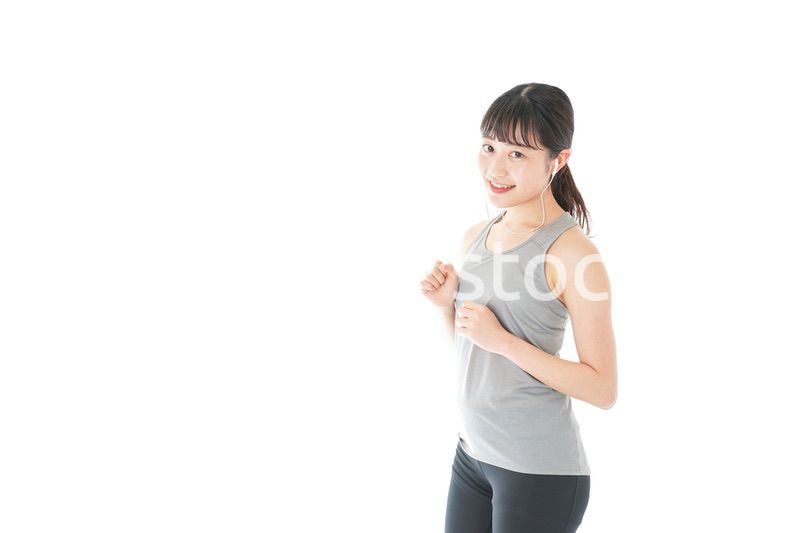 ランニングをする若い女性