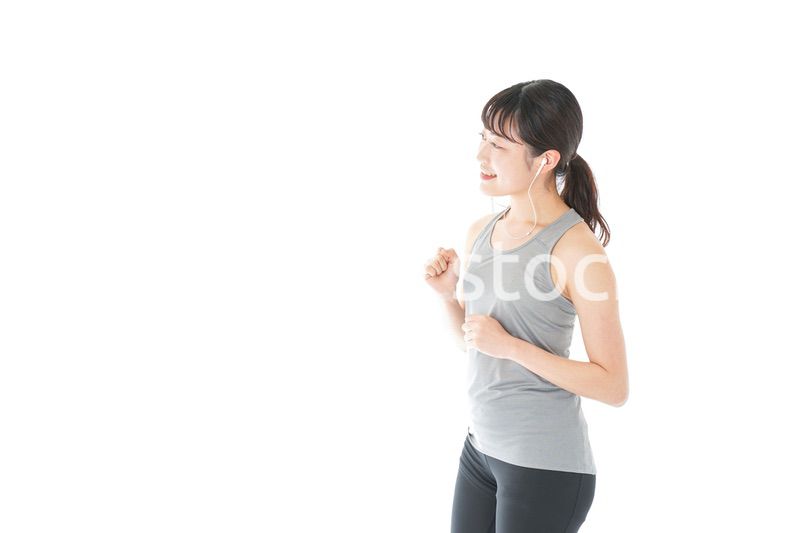 ランニングをする若い女性