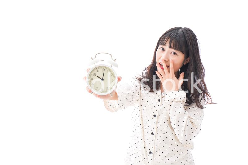 寝坊をする若い女性
