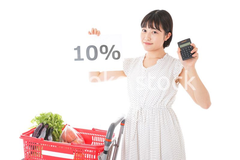 スーパーで買い物をする若い女性