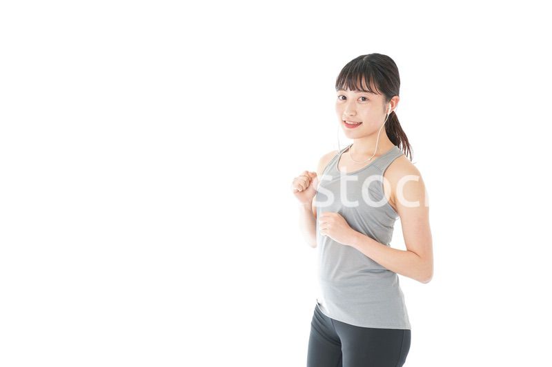 ランニングをする若い女性