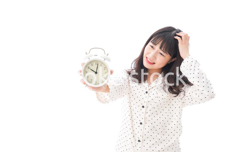 寝坊をする若い女性