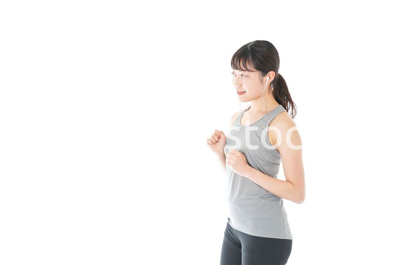 ランニングをする若い女性
