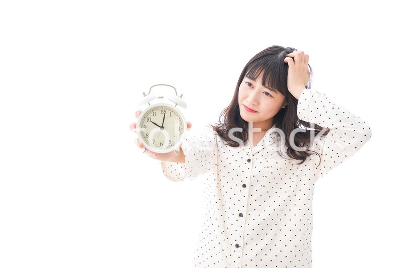 寝坊をする若い女性