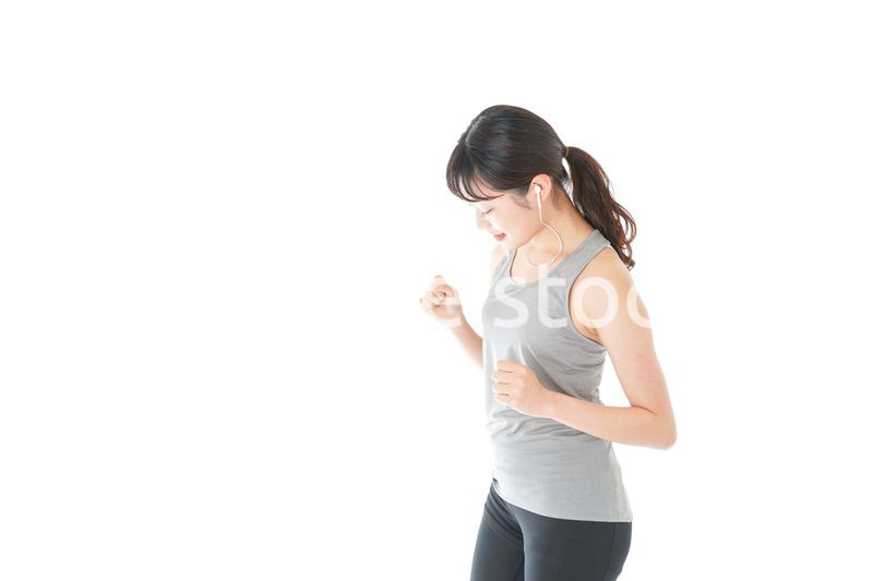 ランニングをする若い女性