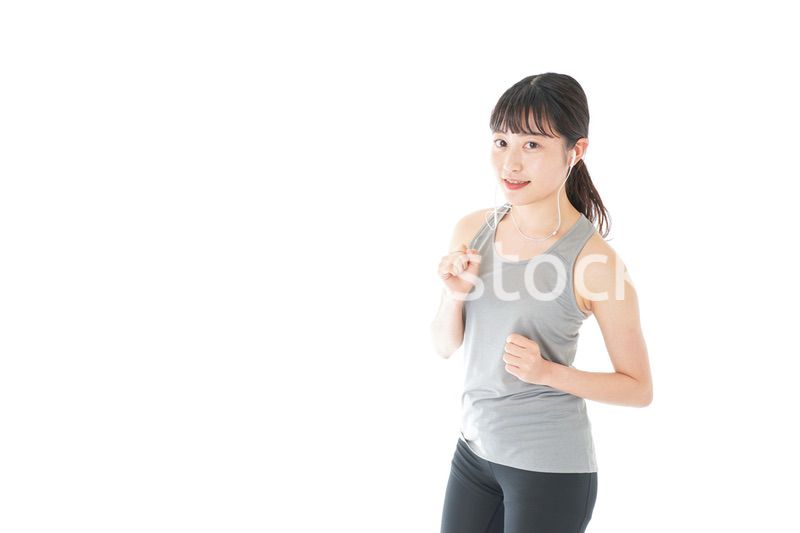 ランニングをする若い女性